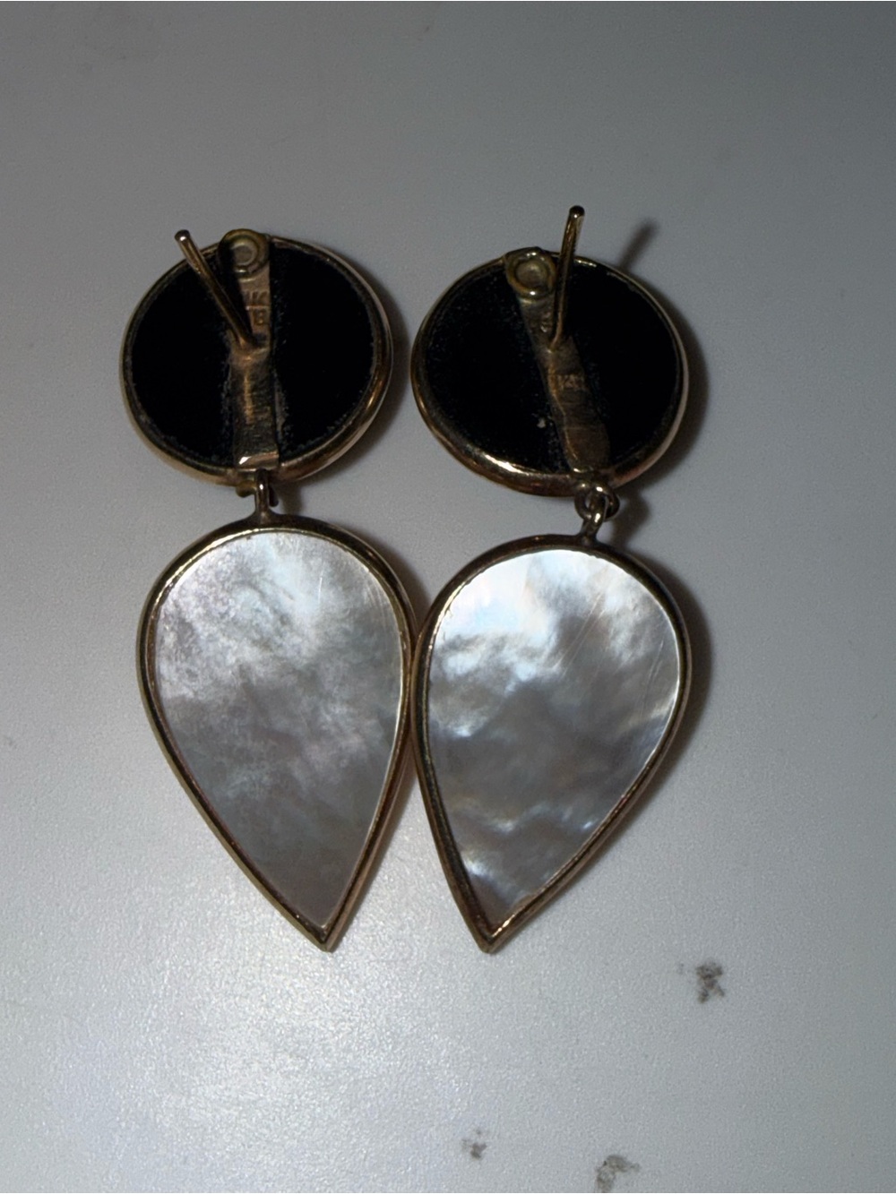 Vintage black on & mother of Pearl teardrop drop earrings 1.5” gold tone. - Picture 4 of 5